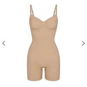 SKIMS SEAMLESS SCUPLT MID THIGH BODYSUIT CLAY BEIGE SMALL NEW WIT